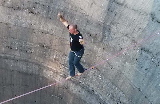 Slack-liner ti...